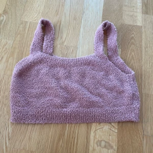 Rosa frotté linnetopp - Mysig rosa linnetopp i frotté med breda axelband. Perfekt för varma dagar eller som ett skönt lager hemma. Enkel och stilren design utan mönster eller extra detaljer.