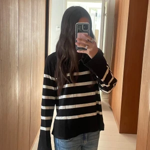 Svart och vit randig tröja - Säljer en svart tröja med vita ränder.  Nästan helt ny