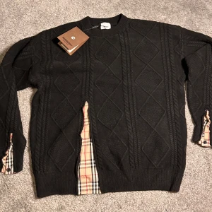 Burberry sweater - This Burberry sweater is brand new and in perfect condition. It’s black, size M, and features a cool design with Burberry’s signature style. Made with premium materials for a stylish and comfortable fit. New price: 5000 kr 