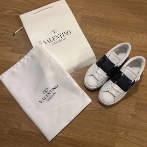 Valentino skor - Säljer dessa riktigt snygga navy Valentinos! Perfekta nu för sommaren! Helt nya. Dustbag och Orginalpåse hänger med. Pris går att diskutera vid snabb affär. Tveka inte på att höra av dig vid minsta fundering!!🤩🤩