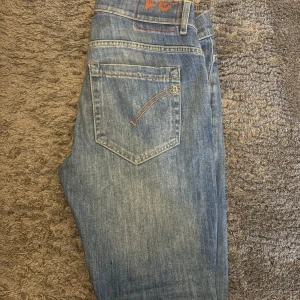 Dondup Jeans - Snygga blå jeans i märket Dondup. Modellen är George. Skicket är mycket bra