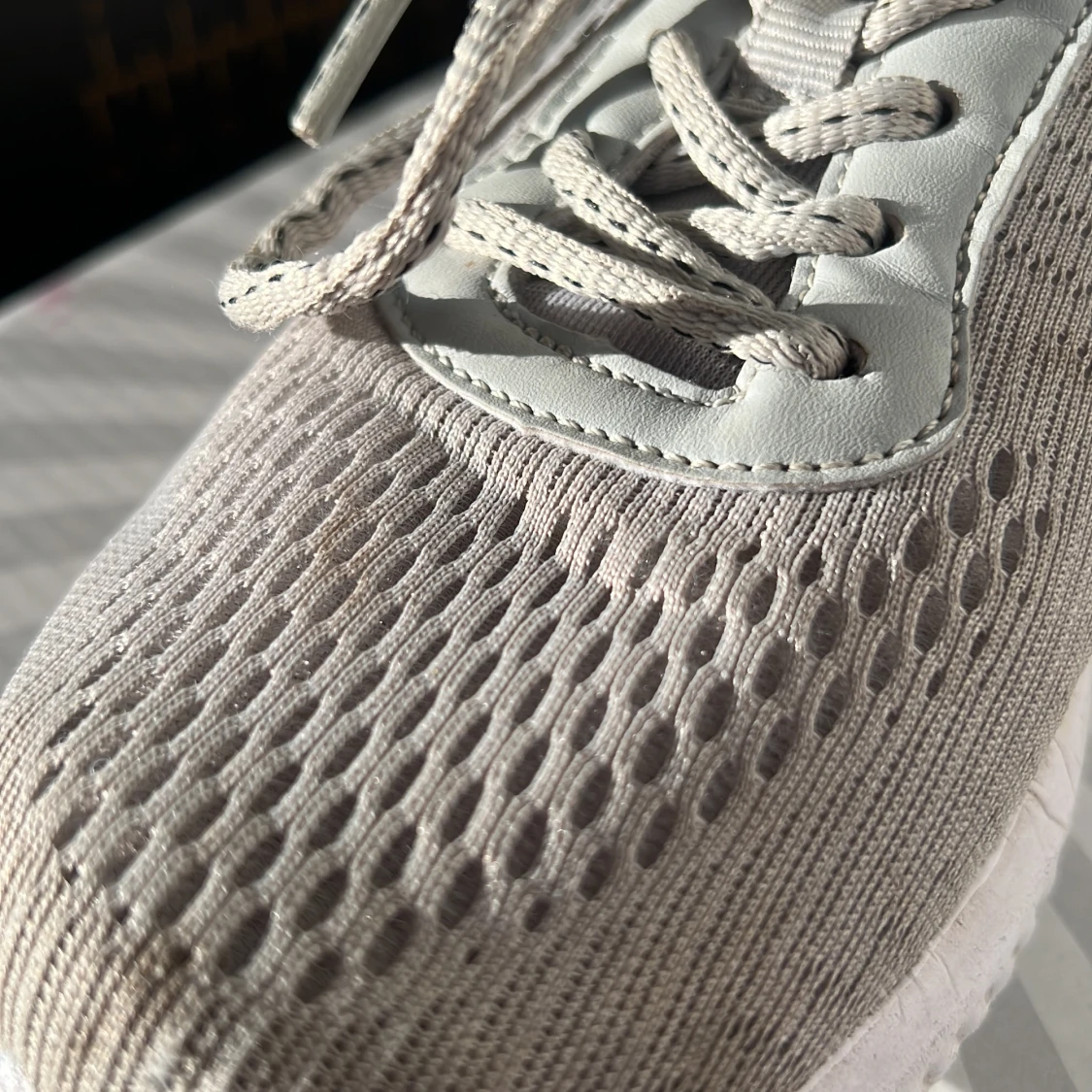 Ljus gråa idrottsskor från Polecat - 4