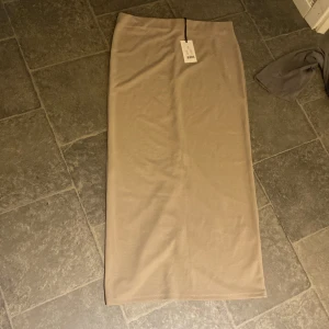 Beige långkjol från Lager 157 - Aldrig använd, slits finns på baksidan 