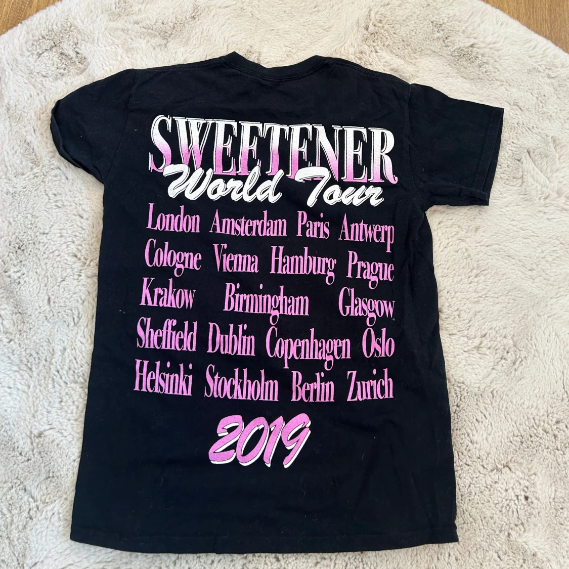 Svart Ariana Grande t-shirt Sweetener World Tour - 2
