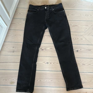 Svart/gråa jeans från Neuw Stockholm  - Säljer ett par svart/gråa jeans från neuw Stockholm. Har använt de två gånger pga att jag tyckte de va lite taighta i låren. Modellen heter Lou Straight och kommer måtten längd: 34 bredd: 32. Alltså 32/34. Nypris typ 1500. 