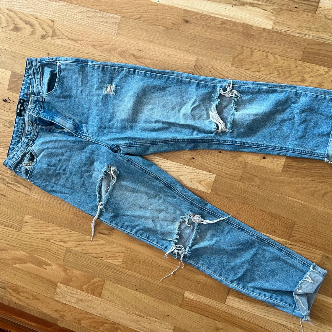 Blå slitna jeans från Missguided