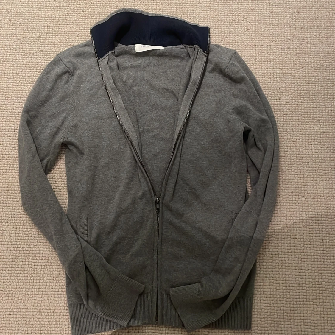 Grå stickad full zip tröja - 2