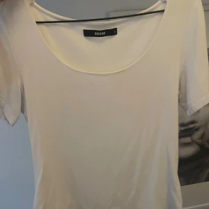 Vit t-shirt från BikBok - tröja från bikbok storlek M men passar mig som är S