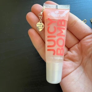 Läppglans nyckelring 🩶 - Läppglans nyckelring med ett silver hjärta på för det står: made with love, och ett litet hjärta bredvid 🩶