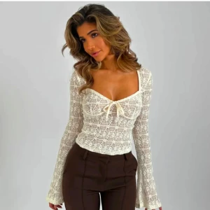 Venderbys tröja - Säljer en superfin vit blus i spets med lång ärm och v-ringning. Toppen är från Venderbys och är helt oanvänd med lappen kvar! Säljer då den tyvärr va för liten för mig💕