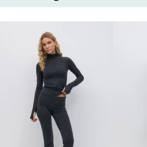 yoga pants - low waist yoga byxor från gina tricot i mörk grå, nypris: 360kr