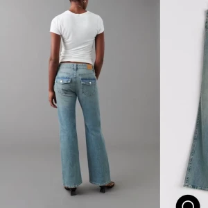 low waist jeans från gina - lågmidjade bootcut y2k jeans från gina i nyskick, pris går att diskuteras men nypris: 500kr