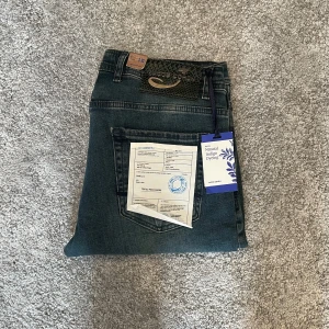 Nya Jacob Cohën jeans med snygg wash - skick 10/10 | storlek W34 | Mått midja:43cm Längd:108cm | modell straight fit/slim | sprillans nya aldrig använda kvitto visas på baksida av jeansen |