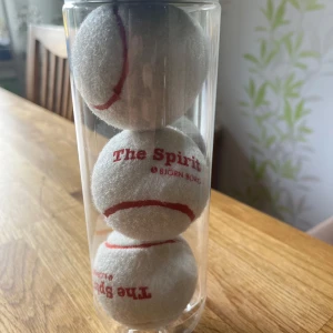 Tennisbollar - "The Spirit Björn Borg" - Oanvända - Säljer oanvända tennisbollar i originalförpackning. Förpackningen är en genomskinlig plastcylinder med svart lock. Inuti finns tre vita tennisbollar med texten "The Spirit Björn Borg" tryckt i rött. Perfekt skick, aldrig använda.  Kan hämtas i Vallentuna.