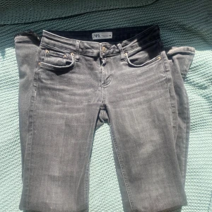 Grå bootcut jeans från ZARA - Säljer ett par grå bootcut jeans från ZARA  i strolek 34. Passar även storlek S. Kontakta vid frågor 
