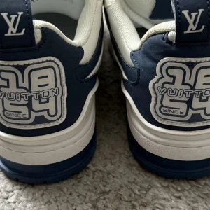 LV Skates - LV Skates marinblå färg i storlek 42 säljes då jag vuxit ur dem. Skick 10/10, endast använda vid fåtal tillfällen. Skosnörena är utbytta vid rengöring och därmed inte de originella. Ett stiligt och bekvämt val för den som vill ha kvalitet. Pris kan diskuteras vid snabb affär! 