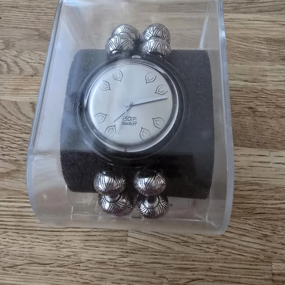 Silverfärgad klocka från Swatch med pärlarmband - 2