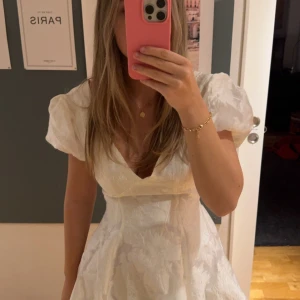 Vit Showpo klänning  - Säljer en superfin vit klänning. Perfekt för studenten eller midsommarfirandet! Klänningen har aldrig använts men fick den smutsig av företaget showpo! Fläcken är jätte liten i insidan så den syns inte. Har sytt upp den då axlarna satt för högt upp innan. Passar perfekt för studenten🩷 