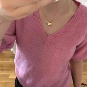 Rosa v-ringad tröja från Vero Moda - Superfin rosa tröja från Vero Moda med v-ringning och korta puffärmar. Mjuk och skön, perfekt för vår och sommar. Enkel att styla till både jeans och kjol. Säljes då den inte kommer till användning längre! 
