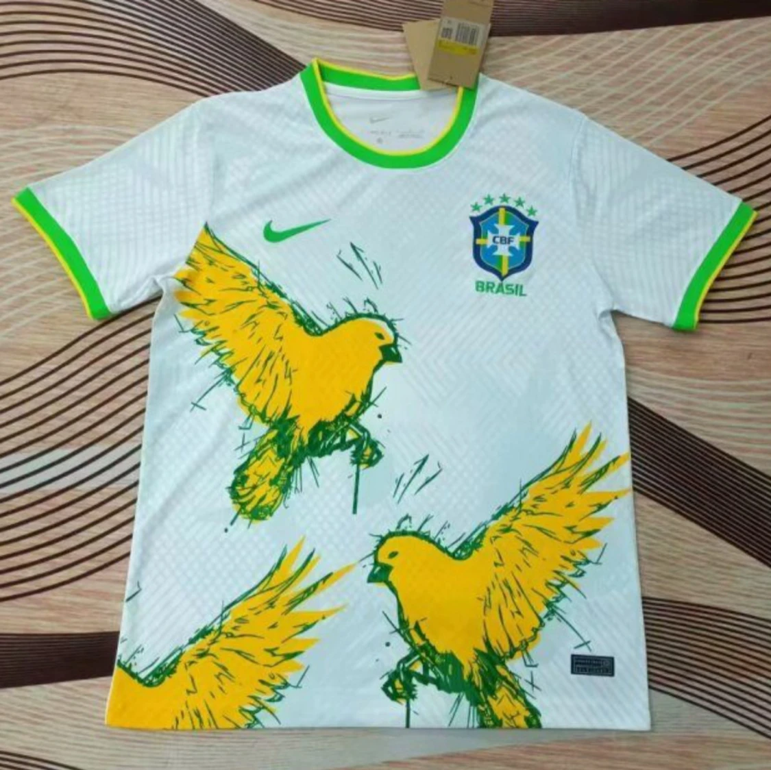 Vit Brasilien fotbollströja med gula fåglar
