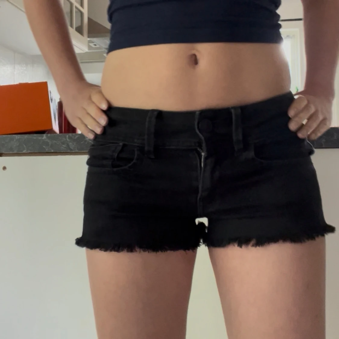 Svarta jeansshorts med fransar - 3