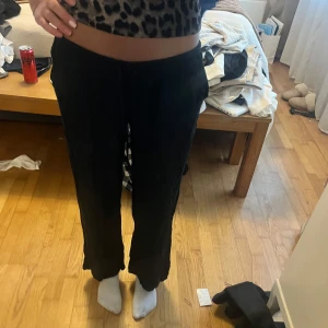 Svarta linnebyxor hm - Svarta linnebyxor från HM. Bra skick men säljer för att dom är för korta för mig som är 165. 