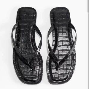 flipflops  - Säljer dessa fina flipflops från h&m endast använda fåtal gånger, köpte för 2 veckor sen 