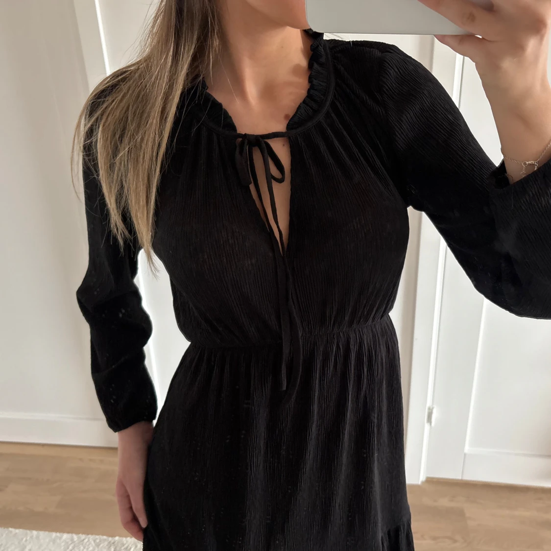Svart klänning med volang från Mango - 4