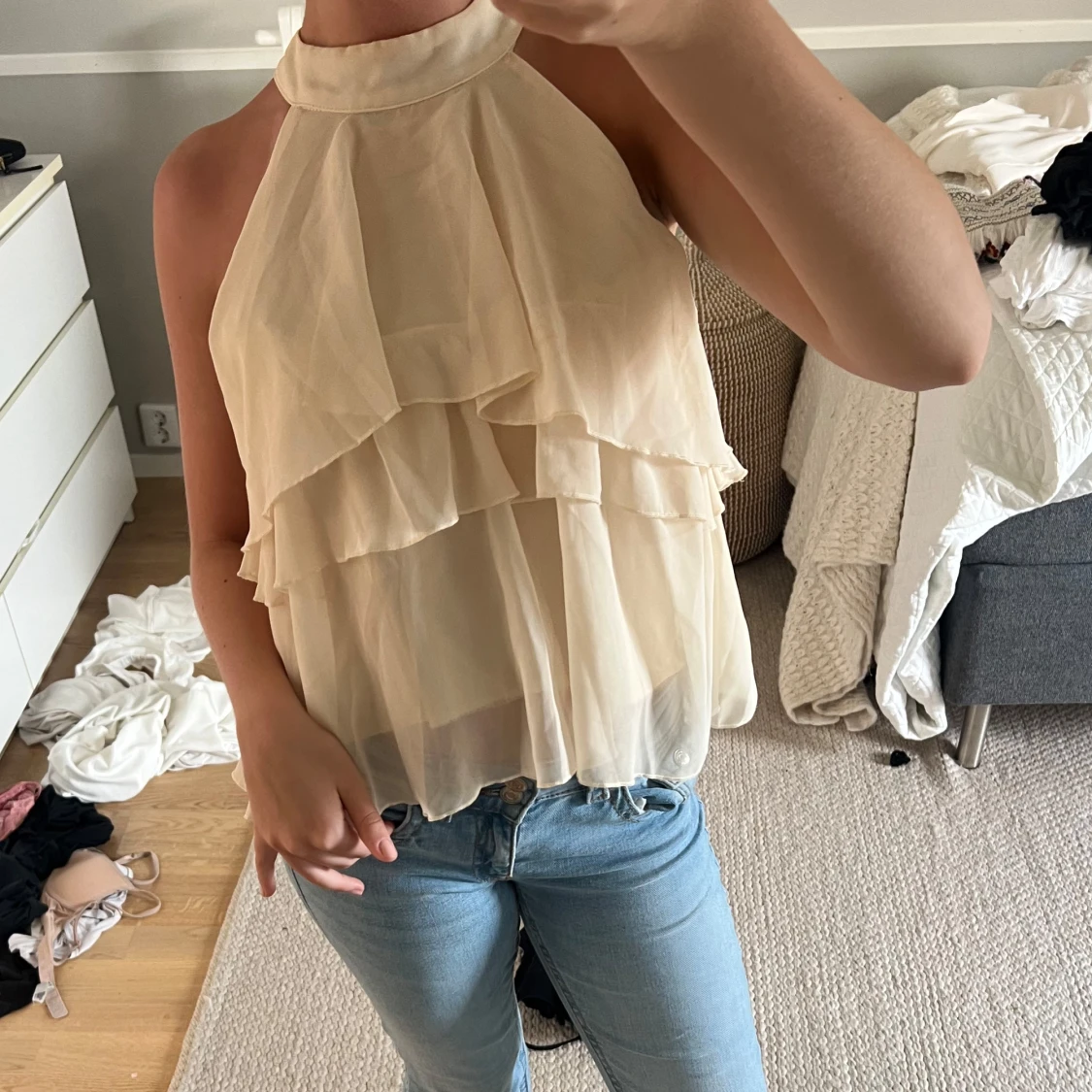 Beige volangblus med halterneck - 1