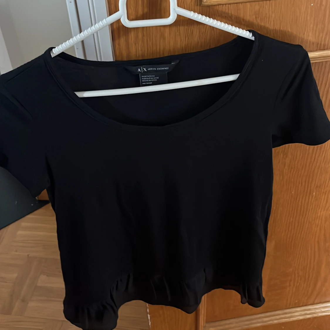 Svart topp med volang från Armani Exchange