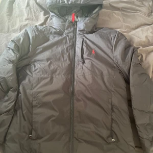 Ralph Lauren dunjacka - Säljer en Ralph Lauren dunjacka som är perfekt för sena sommar kvällar. Aldrig använd!