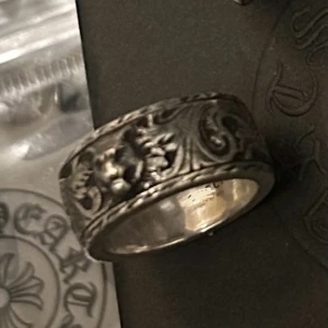 Fem silverringar från Chrome Hearts - Fem unika silverringar från Chrome Hearts med olika detaljerade mönster. Ringarna har bland annat kors, blommor och ornamenterade gravyrer. Perfekta för dig som gillar statement-smycken och vill sticka ut med exklusiv design.