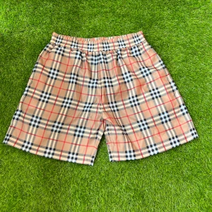 Burberry shorts  - Aldrig använt lappen är kvar perfekt till sommaren 