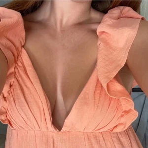 Korallfärgad klänning  - Jätte fin lång klänning från hm💓