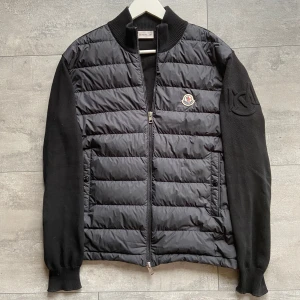 Moncler cardigan  - Säljer nu denna galet snygga cardigan från Moncler. Skick 9/10 - inga defekter! Köptes från NK för 7500 (digitalt kvitto finns). Denna modell är perfekt nu inför sommaren! Hör av er vid funderingar.