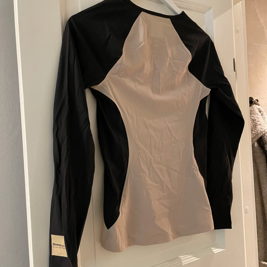 Beige och svart träningströja  - 2