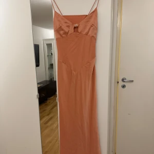 Orange satin klänning missguided - Klänning är helt oanvänd jätte fin och är i storlek M från missguided.