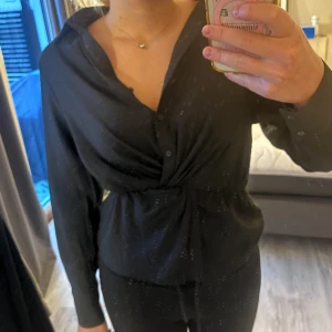 Blus gina  - Fin blus från Gina i skjort-material, använd fåtal gånger 