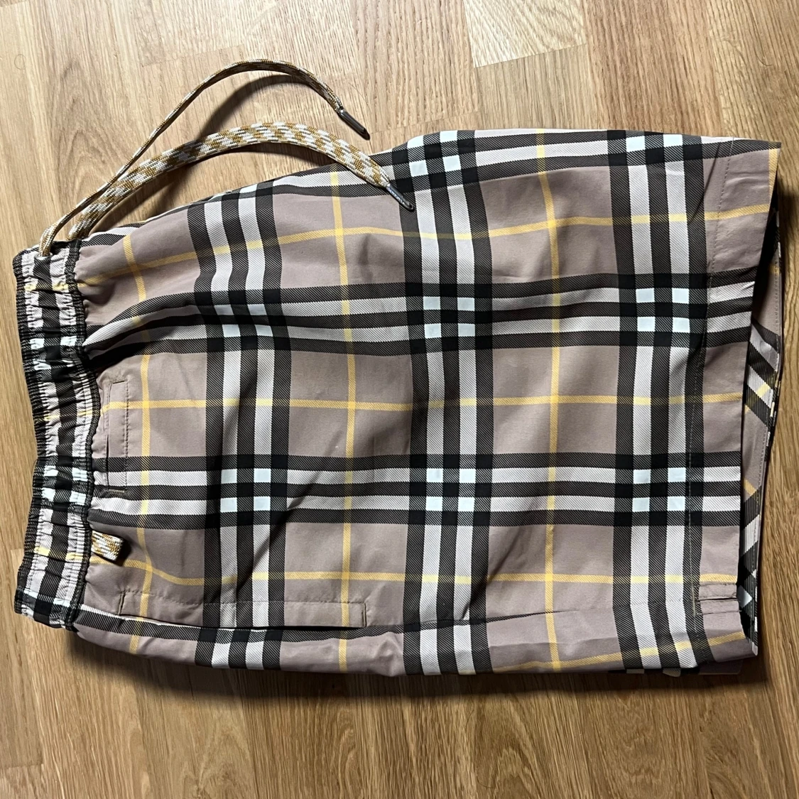 Rutigta shorts med snörning - 2