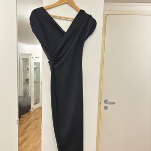 Festklänning från Nelly - Använt 1 gång jätte fin klänning från Nelly. Storlek XS