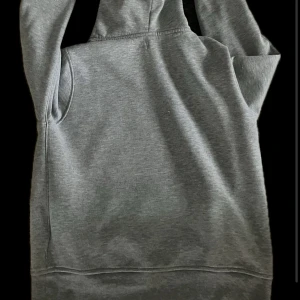 Big pony hoodie från  Polo Ralph Lauren - Säljer en klassisk grå hoodie från Polo Ralph Lauren som inte säljs längre med stor logga på bröstet och siffran 3 på ärmen. Tröjan har huva med dragsko och en stor magficka. Perfekt för en för en skön look.! Den som köper innan 1juli får en peppsi max eller en valfri nocco(endast om du är över 15år) 
