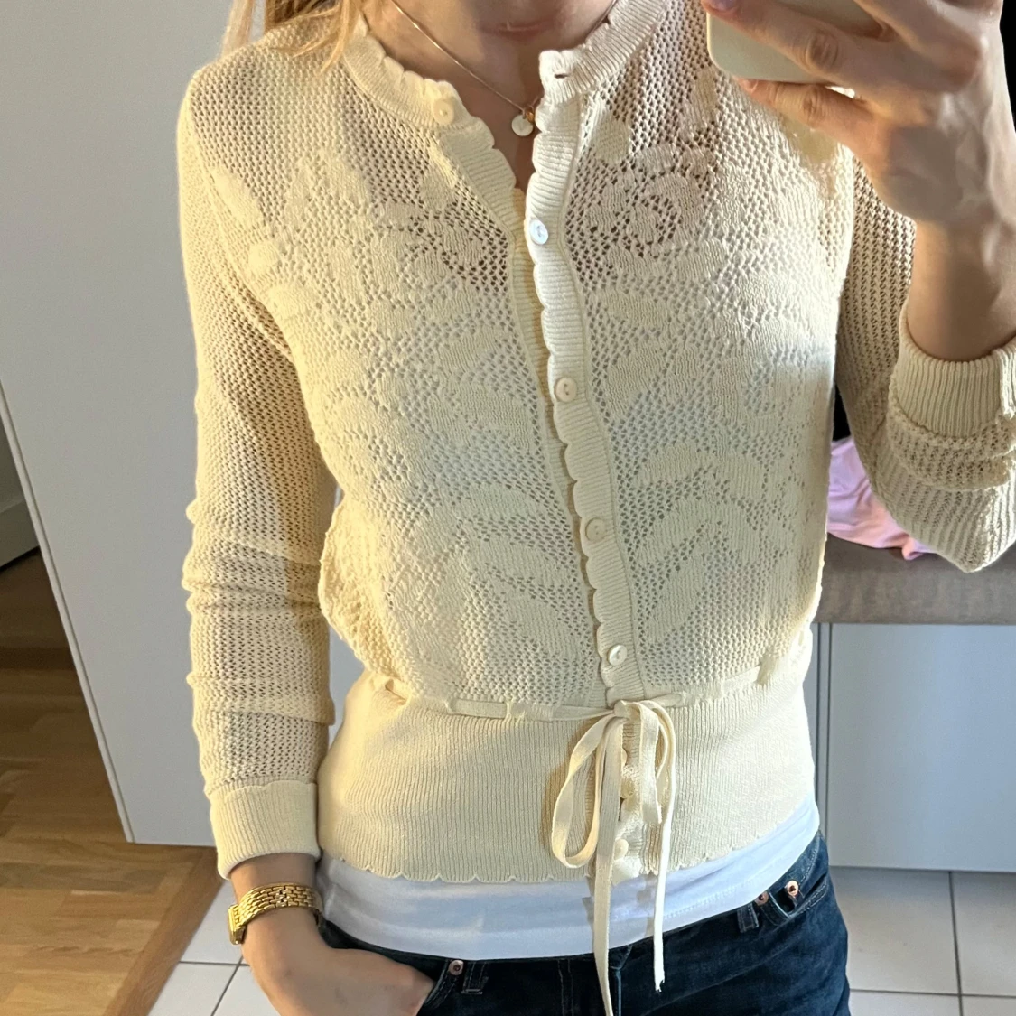 Krämvit spetskofta med knytband - 2