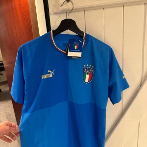Italien matchtröja - Italien äkta matchtröja. Ny med tagg. Nypris 1499. Storlek S