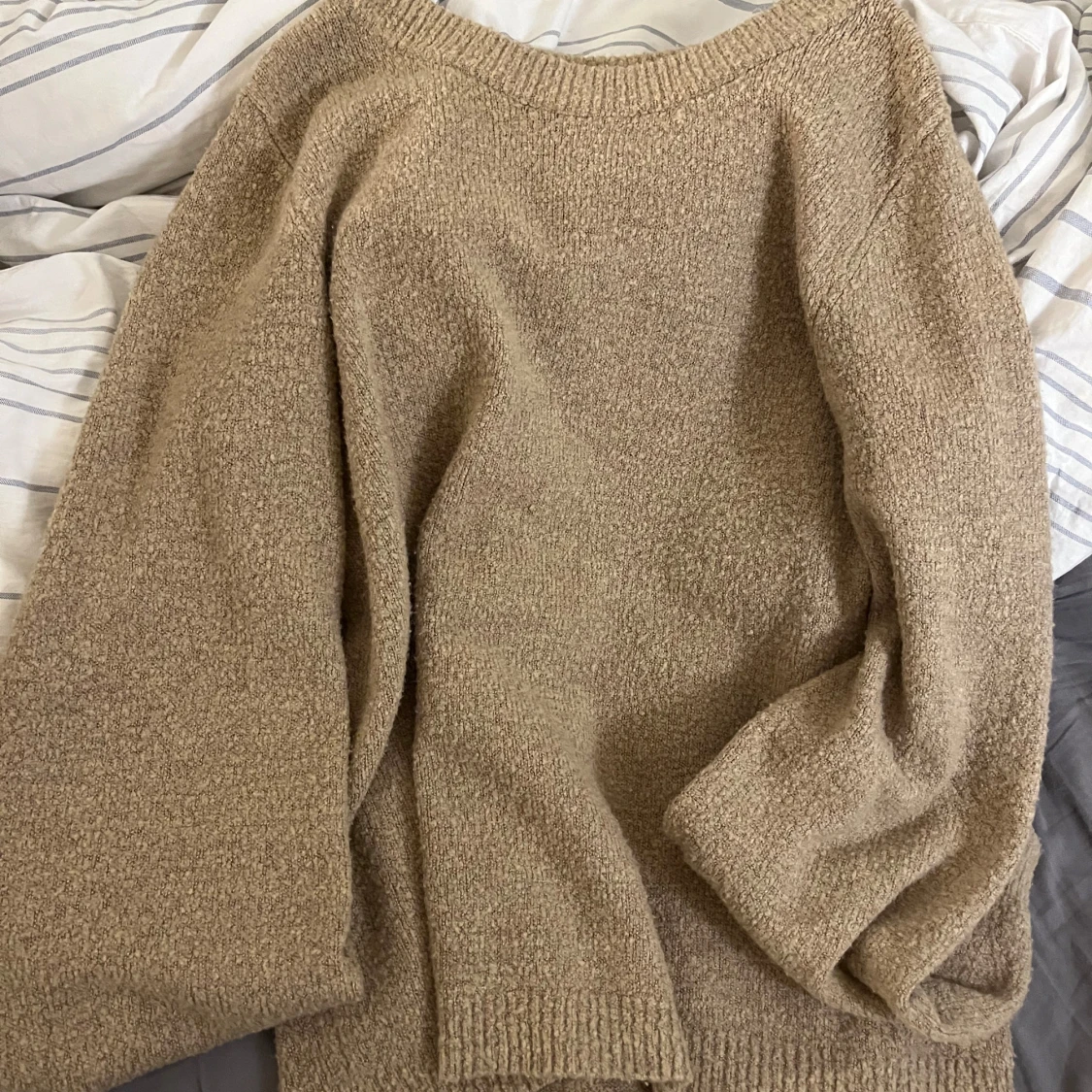 Beige stickad tröja med rund hals - 2