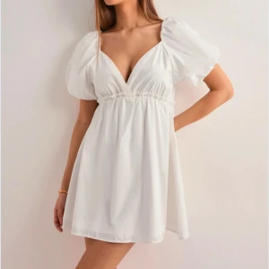 Vit kort klänning  - Vit klänning till sommaren eller student. Klänningen är oandvänd och har lappen kvar. Säljer pga hittat en annan klänning till student🫶🏻