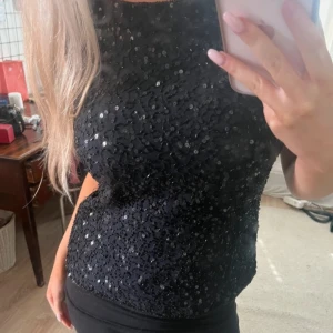 Paljett topp från indiska  - Otroligt fin paljett topp i bra skick, liten defekt på sidan men syns knappt. Postar oftast samma dag/dagen efter!