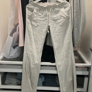 Beiga linnebyxor från Roxy - Säljer ett par beiga linnebyxor från Roxy i storlek XS. Byxorna har två fickor fram och två bakfickor. Köptes nya säljer pga att de är för korta för mig❤️❤️. Jag är 167 typ! Passar min vän som är 163 något ❤️