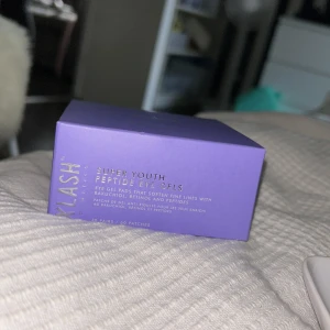 Super Youth Peptide Eye Gels - Xlash Super Youth Peptide Eye Gels, helt oöppnade i originalförpakning, ögongelpads som mjukar upp fina linjer och återfuktar huden under ögonen. Innehåller peptider, retinol och växtextrakt. Förpackningen innehåller 30 par (60 pads). Original pris 599 mitt pris 250kr
