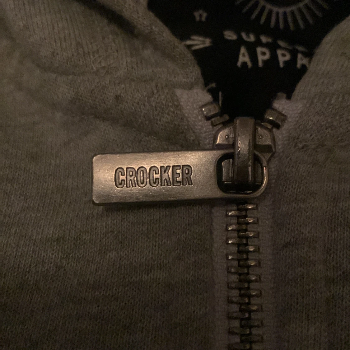 Grå hoodie med Union Jack från Crocker - 1