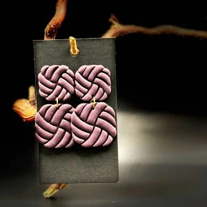 Handgjorda örhängen - Handgjorda örhängen i polymerlera. Allergivänliga. 🔸Design: SHE SAID🔸